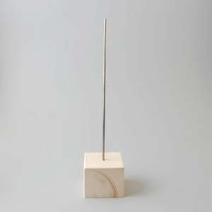 Standaard houten blokje met metalen pin